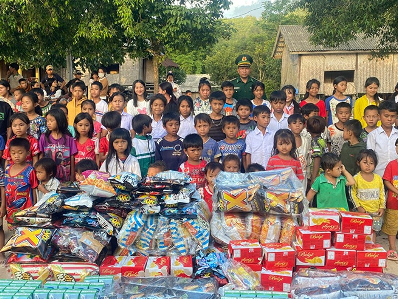 Hình ảnh minh họa gia đình và bạn bè hỗ trợ người gặp vấn đề cờ bạc