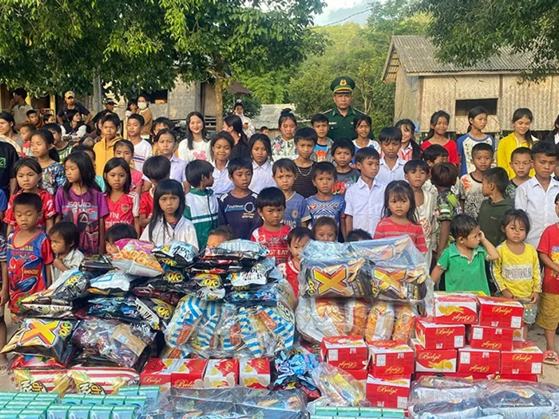 Hình ảnh minh họa gia đình và bạn bè hỗ trợ người gặp vấn đề cờ bạc