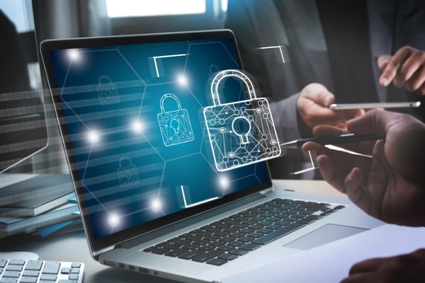 Hình ảnh máy tính và điện thoại được bảo vệ bởi lá chắn bảo mật